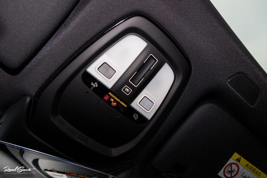 Volvo XC60 2.0 T8 Plug-in hybrid AWD Plus Black Edition Long Range | Zwenkbare trekhaak | Harman Kardon | Adaptieve cruise | Panorama dak | Nieuw |