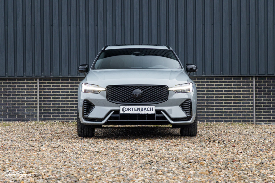 Volvo XC60 2.0 T8 Plug-in hybrid AWD Plus Black Edition Long Range | Zwenkbare trekhaak | Harman Kardon | Adaptieve cruise | Panorama dak | Nieuw |