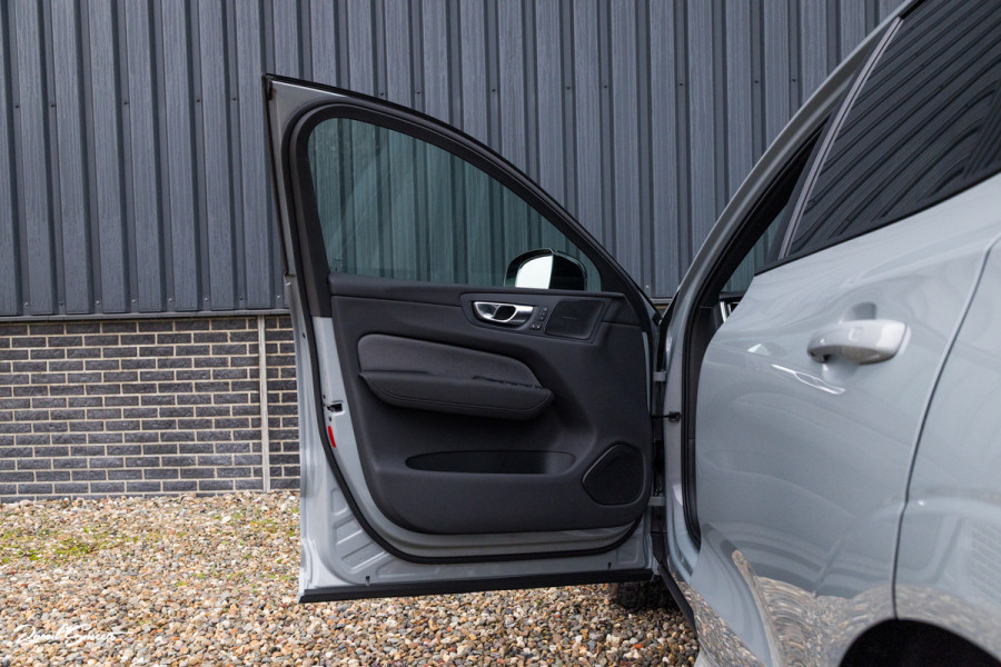 Volvo XC60 2.0 T8 Plug-in hybrid AWD Plus Black Edition Long Range | Zwenkbare trekhaak | Harman Kardon | Adaptieve cruise | Panorama dak | Nieuw |