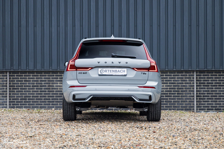 Volvo XC60 2.0 T8 Plug-in hybrid AWD Plus Black Edition Long Range | Zwenkbare trekhaak | Harman Kardon | Adaptieve cruise | Panorama dak | Nieuw |