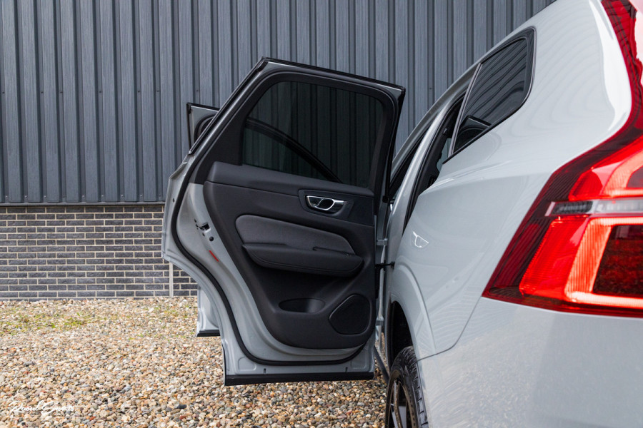 Volvo XC60 2.0 T8 Plug-in hybrid AWD Plus Black Edition Long Range | Zwenkbare trekhaak | Harman Kardon | Adaptieve cruise | Panorama dak | Nieuw |
