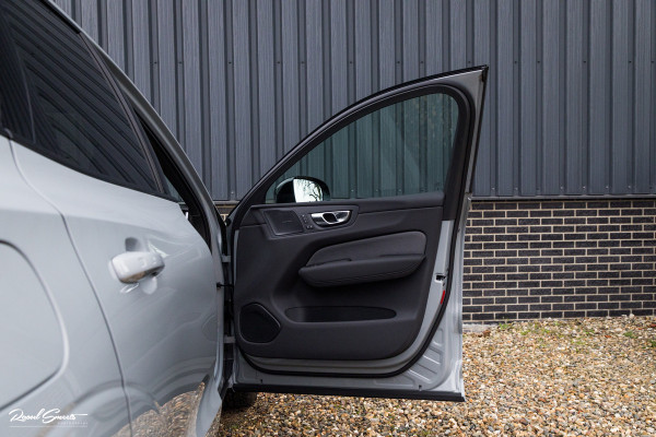 Volvo XC60 2.0 T8 Plug-in hybrid AWD Plus Black Edition Long Range | Zwenkbare trekhaak | Harman Kardon | Adaptieve cruise | Panorama dak | Nieuw |