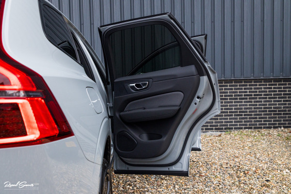 Volvo XC60 2.0 T8 Plug-in hybrid AWD Plus Black Edition Long Range | Zwenkbare trekhaak | Harman Kardon | Adaptieve cruise | Panorama dak | Nieuw |
