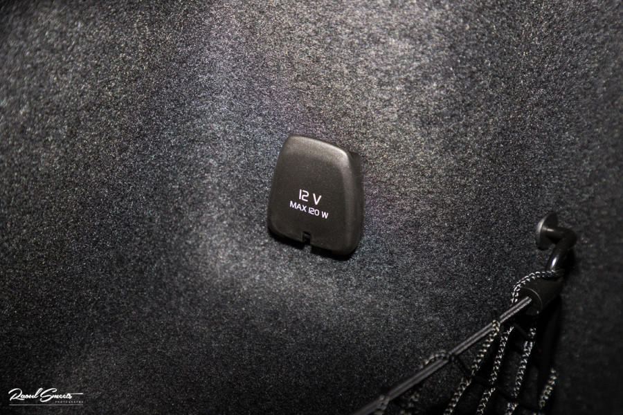 Volvo XC60 2.0 T8 Plug-in hybrid AWD Plus Black Edition Long Range | Zwenkbare trekhaak | Harman Kardon | Adaptieve cruise | Panorama dak | Nieuw |