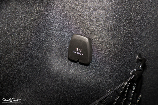 Volvo XC60 2.0 T8 Plug-in hybrid AWD Plus Black Edition Long Range | Zwenkbare trekhaak | Harman Kardon | Adaptieve cruise | Panorama dak | Nieuw |