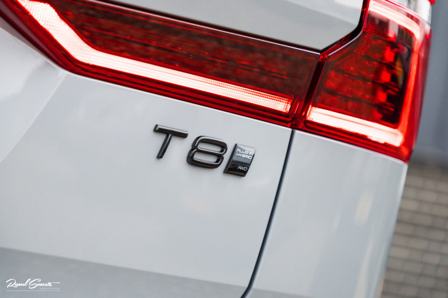 Volvo XC60 2.0 T8 Plug-in hybrid AWD Plus Black Edition Long Range | Zwenkbare trekhaak | Harman Kardon | Adaptieve cruise | Panorama dak | Nieuw |