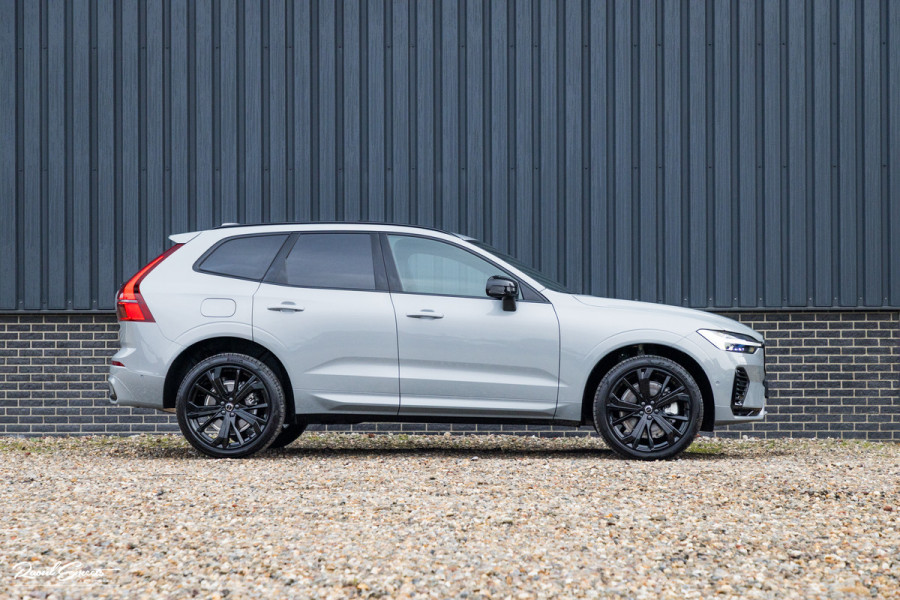 Volvo XC60 2.0 T8 Plug-in hybrid AWD Plus Black Edition Long Range | Zwenkbare trekhaak | Harman Kardon | Adaptieve cruise | Panorama dak | Nieuw |