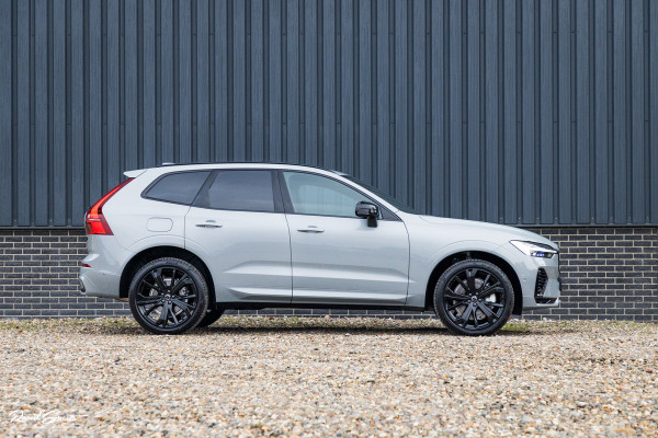 Volvo XC60 2.0 T8 Plug-in hybrid AWD Plus Black Edition Long Range | Zwenkbare trekhaak | Harman Kardon | Adaptieve cruise | Panorama dak | Nieuw |