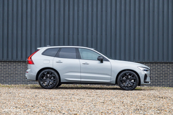 Volvo XC60 2.0 T8 Plug-in hybrid AWD Plus Black Edition Long Range | Zwenkbare trekhaak | Harman Kardon | Adaptieve cruise | Panorama dak | Nieuw |