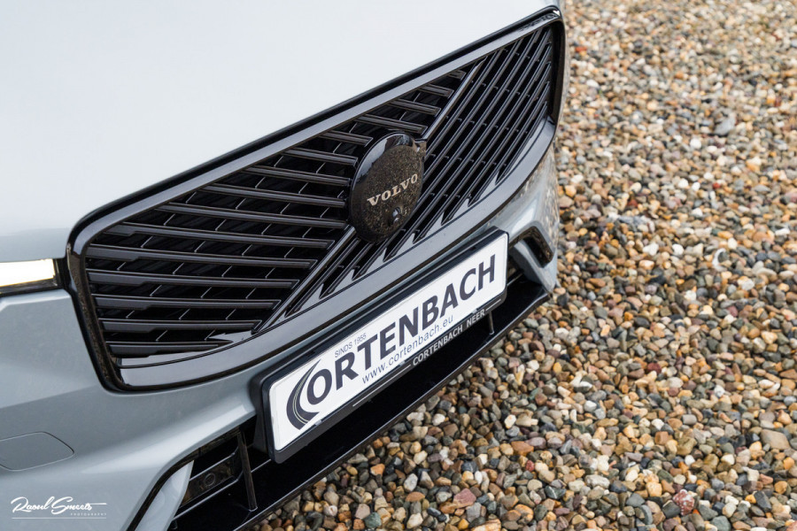 Volvo XC60 2.0 T8 Plug-in hybrid AWD Plus Black Edition Long Range | Zwenkbare trekhaak | Harman Kardon | Adaptieve cruise | Panorama dak | Nieuw |