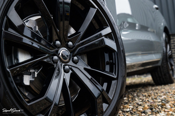 Volvo XC60 2.0 T8 Plug-in hybrid AWD Plus Black Edition Long Range | Zwenkbare trekhaak | Harman Kardon | Adaptieve cruise | Panorama dak | Nieuw |