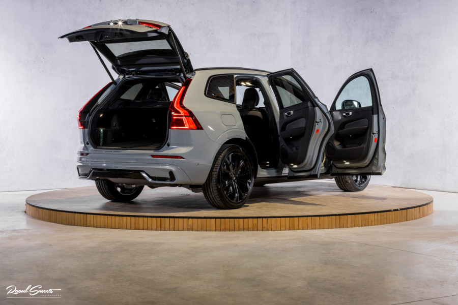 Volvo XC60 2.0 T8 Plug-in hybrid AWD Plus Black Edition Long Range | Zwenkbare trekhaak | Harman Kardon | Adaptieve cruise | Panorama dak | Nieuw |