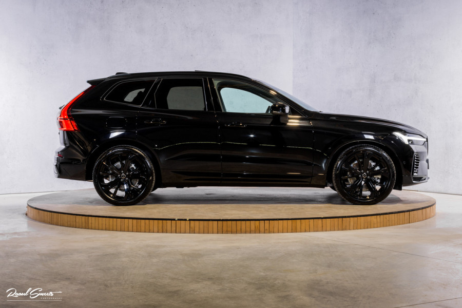 Volvo XC60 2.0 T8 Plug-in hybrid AWD Plus Black Edition Long Range | Zwenkbare trekhaak | Harman Kardon | Adaptieve cruise | Panorama dak | Nieuw |