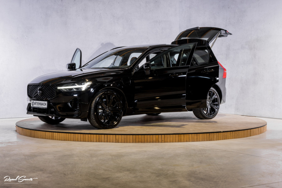 Volvo XC60 2.0 T8 Plug-in hybrid AWD Plus Black Edition Long Range | Zwenkbare trekhaak | Harman Kardon | Adaptieve cruise | Panorama dak | Nieuw |