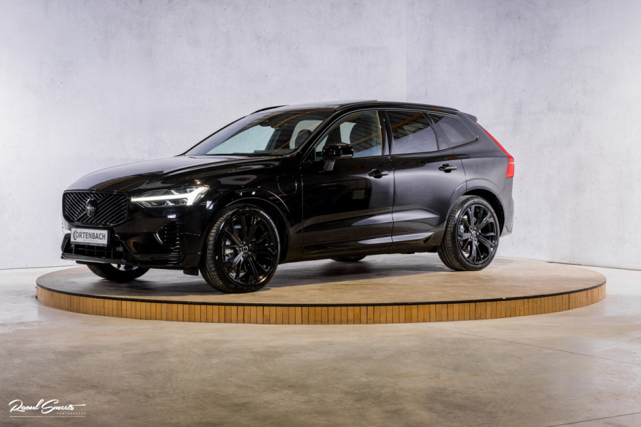 Volvo XC60 2.0 T8 Plug-in hybrid AWD Plus Black Edition Long Range | Zwenkbare trekhaak | Harman Kardon | Adaptieve cruise | Panorama dak | Nieuw |