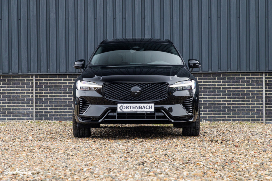 Volvo XC60 2.0 T8 Plug-in hybrid AWD Plus Black Edition Long Range | Zwenkbare trekhaak | Harman Kardon | Adaptieve cruise | Panorama dak | Nieuw |