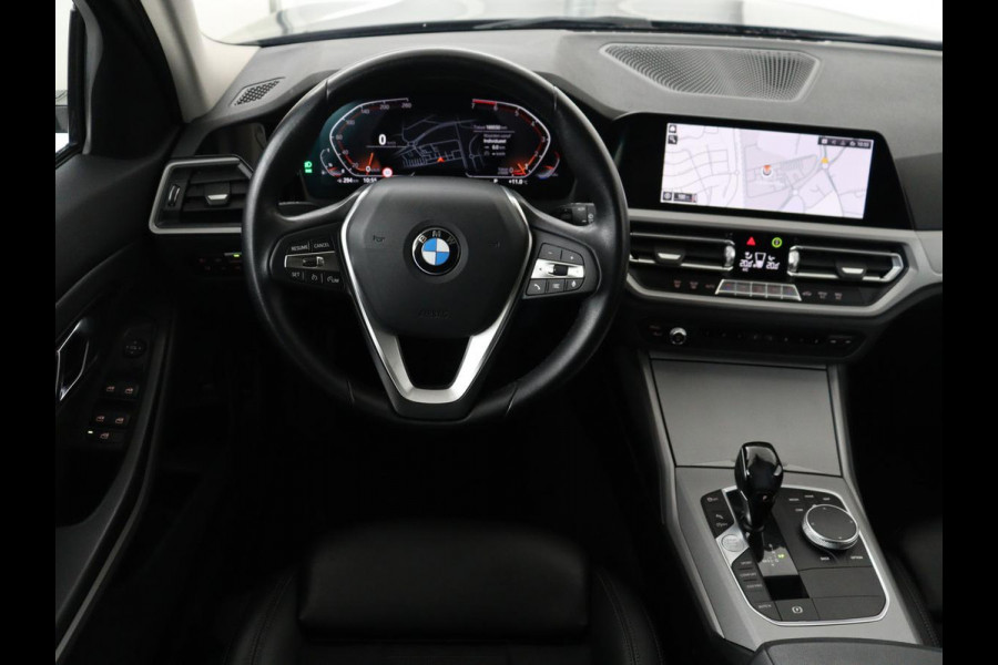 BMW 3 Serie 318i Business Edition | Trekhaak | Sportstoelen | Half leder | Adaptief LED | Carplay | Navigatie | Parkeerhulp | Climate control | Bluetooth | Cruise control