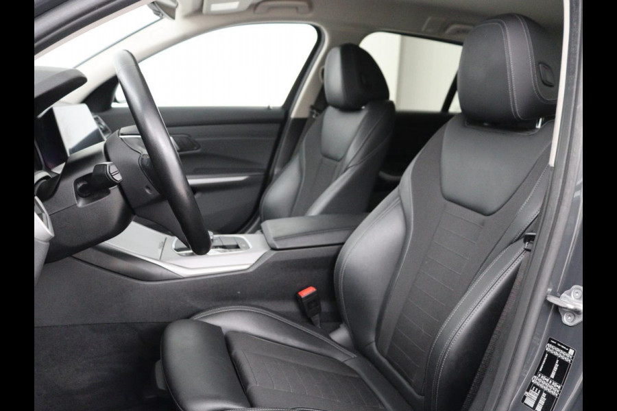 BMW 3 Serie 318i Business Edition | Trekhaak | Sportstoelen | Half leder | Adaptief LED | Carplay | Navigatie | Parkeerhulp | Climate control | Bluetooth | Cruise control