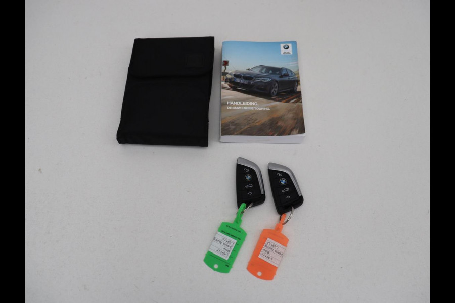 BMW 3 Serie 318i Business Edition | Trekhaak | Sportstoelen | Half leder | Adaptief LED | Carplay | Navigatie | Parkeerhulp | Climate control | Bluetooth | Cruise control