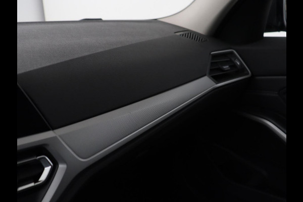 BMW 3 Serie 318i Business Edition | Trekhaak | Sportstoelen | Half leder | Adaptief LED | Carplay | Navigatie | Parkeerhulp | Climate control | Bluetooth | Cruise control