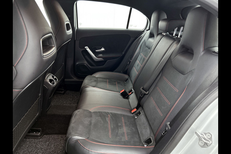Mercedes-Benz A-Klasse 180 Business Solution AMG(NL auto, Dealer onderhoud, Navi Groot, StoelV, Camera, Carplay, Lane Assit, Etc)