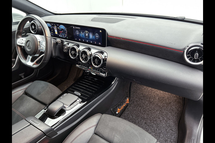 Mercedes-Benz A-Klasse 180 Business Solution AMG(NL auto, Dealer onderhoud, Navi Groot, StoelV, Camera, Carplay, Lane Assit, Etc)