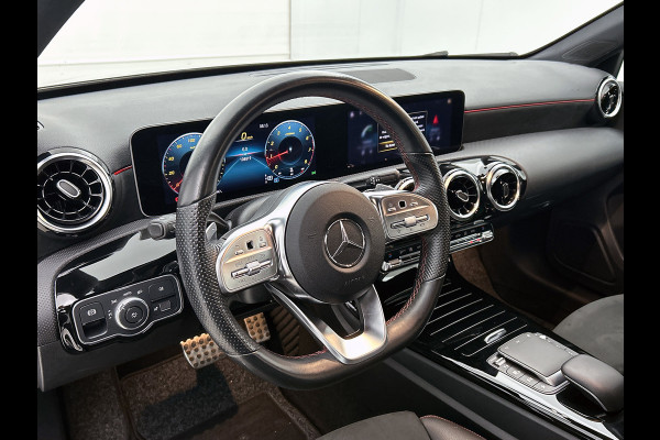 Mercedes-Benz A-Klasse 180 Business Solution AMG(NL auto, Dealer onderhoud, Navi Groot, StoelV, Camera, Carplay, Lane Assit, Etc)
