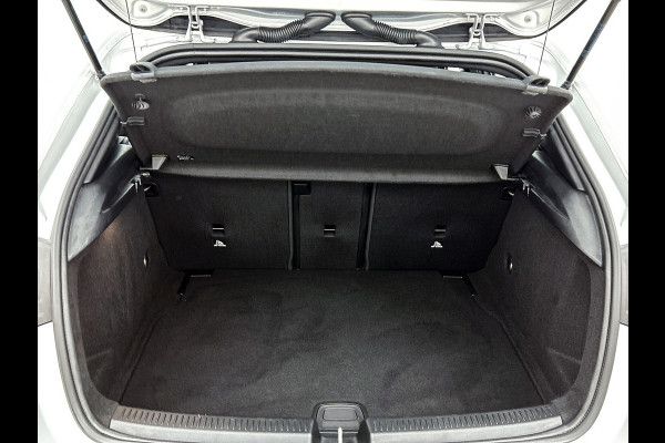 Mercedes-Benz A-Klasse 180 Business Solution AMG(NL auto, Dealer onderhoud, Navi Groot, StoelV, Camera, Carplay, Lane Assit, Etc)