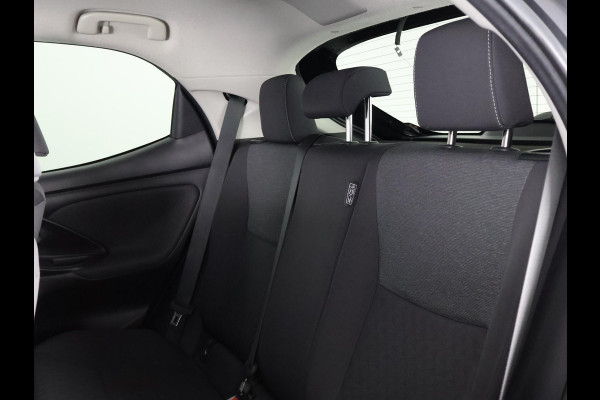Toyota Yaris 1.5 Hybrid 115 BUSINESS BLACK GARANTIE TOT 7-2032 CARPLAY NAVIGATIE. CAMERA. ADAPTIEVE CRUISE. STUUR/STOELVERW.