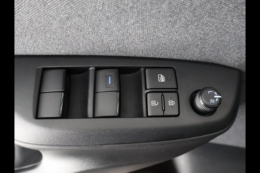 Toyota Yaris 1.5 Hybrid 115 BUSINESS BLACK GARANTIE TOT 7-2032 CARPLAY NAVIGATIE. CAMERA. ADAPTIEVE CRUISE. STUUR/STOELVERW.