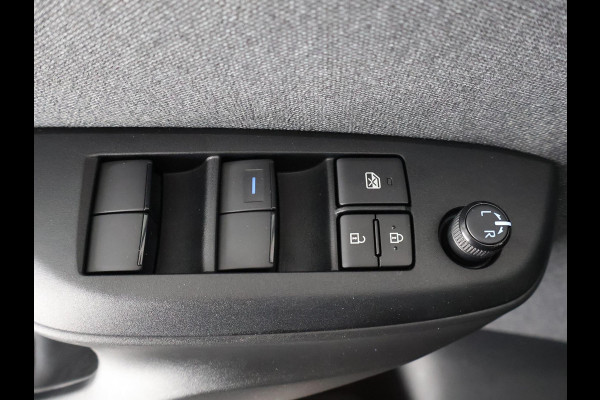 Toyota Yaris 1.5 Hybrid 115 BUSINESS BLACK GARANTIE TOT 7-2032 CARPLAY NAVIGATIE. CAMERA. ADAPTIEVE CRUISE. STUUR/STOELVERW.