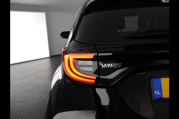 Toyota Yaris 1.5 Hybrid 115 BUSINESS BLACK GARANTIE TOT 7-2032 CARPLAY NAVIGATIE. CAMERA. ADAPTIEVE CRUISE. STUUR/STOELVERW.