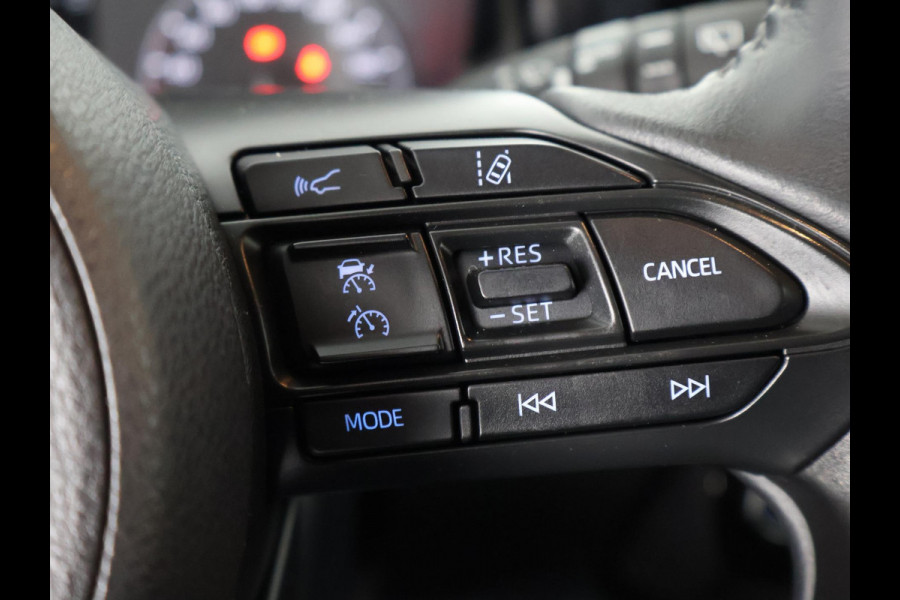 Toyota Yaris 1.5 Hybrid 115 BUSINESS BLACK GARANTIE TOT 7-2032 CARPLAY NAVIGATIE. CAMERA. ADAPTIEVE CRUISE. STUUR/STOELVERW.