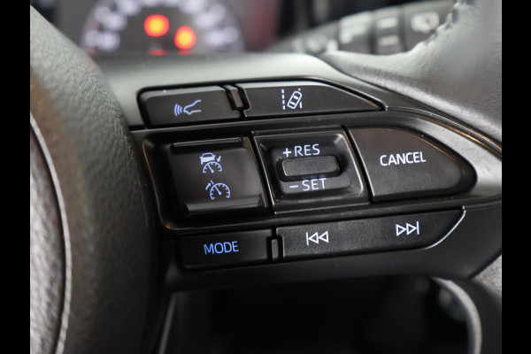 Toyota Yaris 1.5 Hybrid 115 BUSINESS BLACK GARANTIE TOT 7-2032 CARPLAY NAVIGATIE. CAMERA. ADAPTIEVE CRUISE. STUUR/STOELVERW.