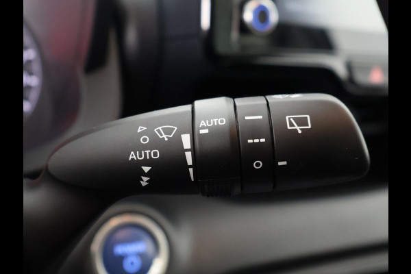 Toyota Yaris 1.5 Hybrid 115 BUSINESS BLACK GARANTIE TOT 7-2032 CARPLAY NAVIGATIE. CAMERA. ADAPTIEVE CRUISE. STUUR/STOELVERW.