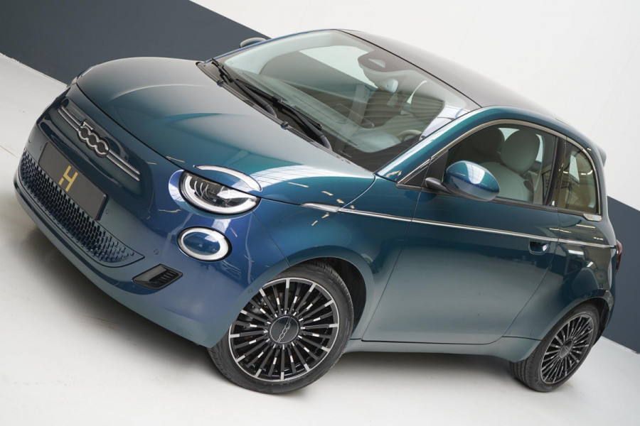 Fiat 500 La Prima 42 kWh | SoH 94,9% | Panoramadak | Leder | Navigatie | Carplay | Lm velgen | Blind-Spot