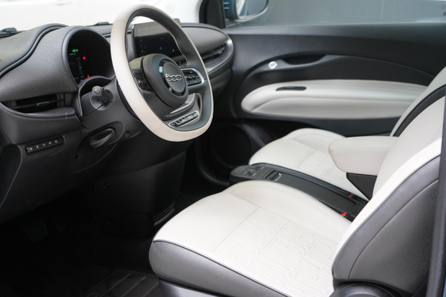 Fiat 500 La Prima 42 kWh | SoH 94,9% | Panoramadak | Leder | Navigatie | Carplay | Lm velgen | Blind-Spot