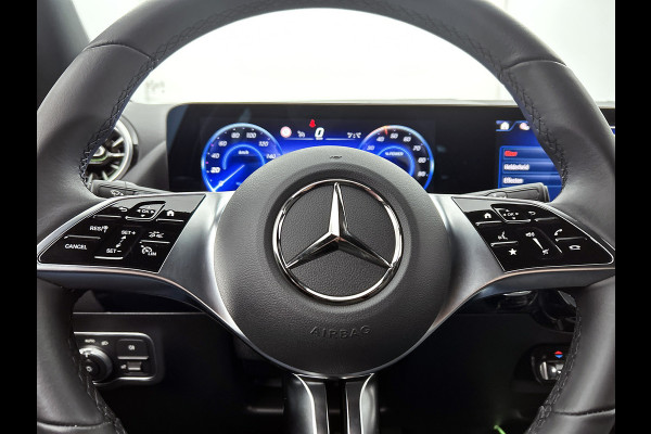 Mercedes-Benz EQA 250+ Business Solution 71 kWh mrt 26| Lichtmetalen velgen | Navigatie | Parking support met camera achter | stoelverwarming voor | Inclusief 24 maanden MB Certified garantie voor Europa.