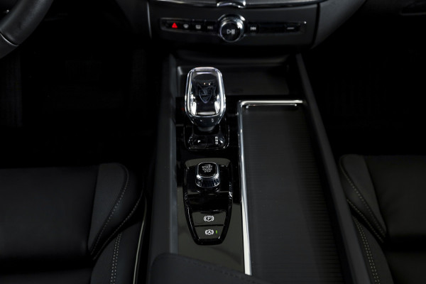 Volvo XC60 2.0 T8 Plug-in-hybrid AWD Polestar Engineered - Facelift MY26 | S/K-Panodak | Elek. Trekhaak | Harman/Kardon | 360 Camera | Dig.Cockpit | Adapt.Cruise | Stoel+-Stuurverw. | Elek. stoelen | NAV + App.Connect + NAV | ECC | LM 21" | 9215