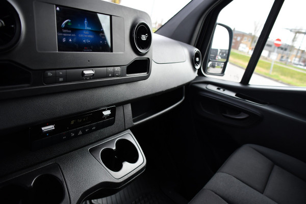 Mercedes-Benz Sprinter 317 1.9 CDI L2H2 RWD AMG Black Edition Camera, Cruise, Carplay, LED, 170pk, Multimedia, Automaat, Trekhaak, 3 Zits, Uniek!