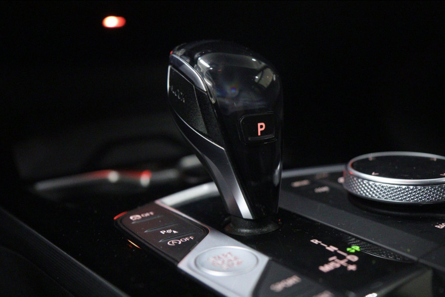 BMW 1-serie 118i Executive Edition NAP/CARPLAY/CAM/LANEASSIST/NAVI/VOL