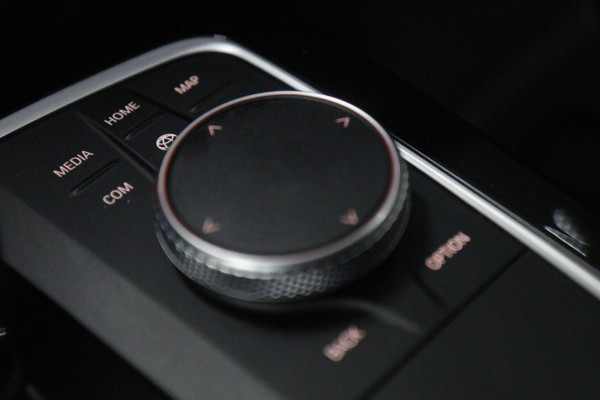 BMW 1-serie 118i Executive Edition NAP/CARPLAY/CAM/LANEASSIST/NAVI/VOL