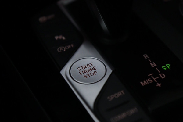 BMW 1-serie 118i Executive Edition NAP/CARPLAY/CAM/LANEASSIST/NAVI/VOL