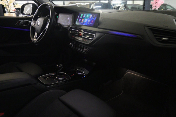 BMW 1-serie 118i Executive Edition NAP/CARPLAY/CAM/LANEASSIST/NAVI/VOL