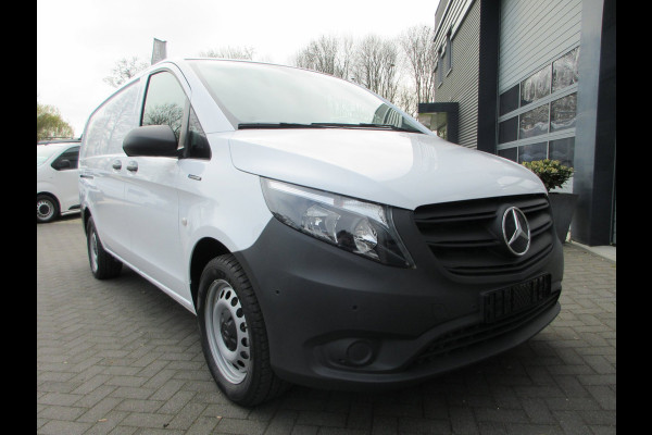 Mercedes-Benz Vito E vito 112 L2 66 kWh snelladen SoH 97,5 % camera 3-zits