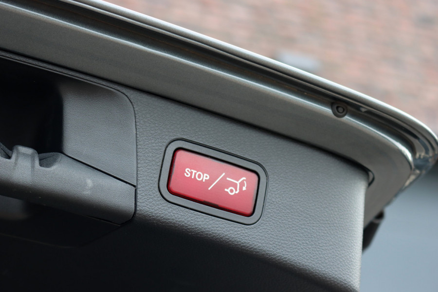 Mercedes-Benz C-Klasse Estate 300 e Business Solution AMG | Luchtvering | Panoramadak | Burmester | Memory | Camera | Spoorpakket | Dodehoekassistent | Multibeam LED | Sfeerverlichting |