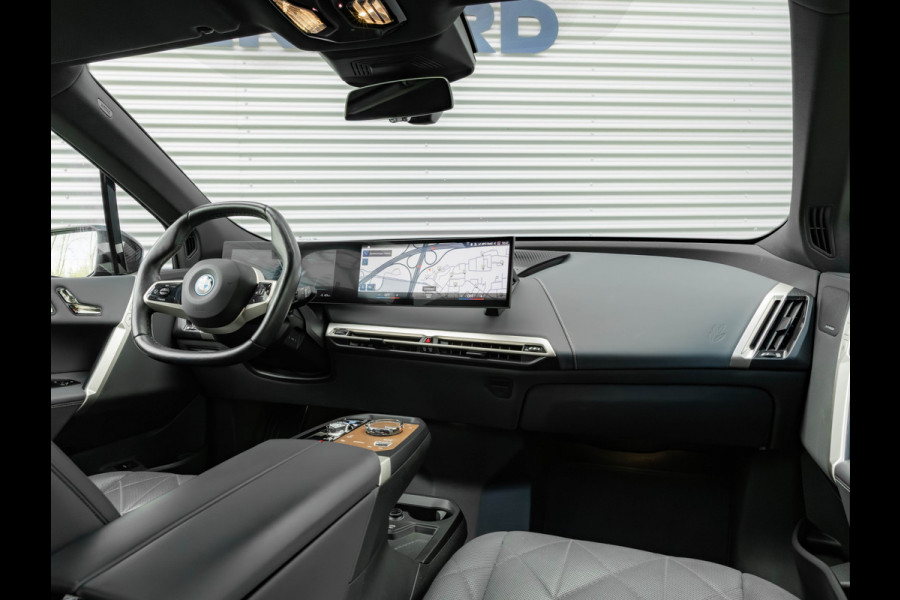 BMW iX xDrive50 - Luchtvering - Active Steering - Pano - Trekhaak
