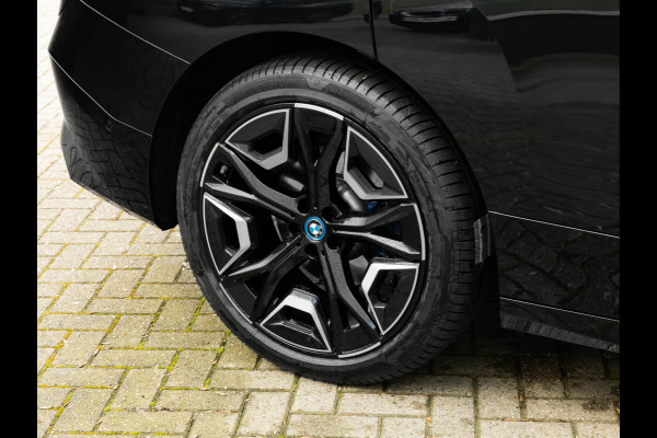 BMW iX xDrive50 - Luchtvering - Active Steering - Pano - Trekhaak