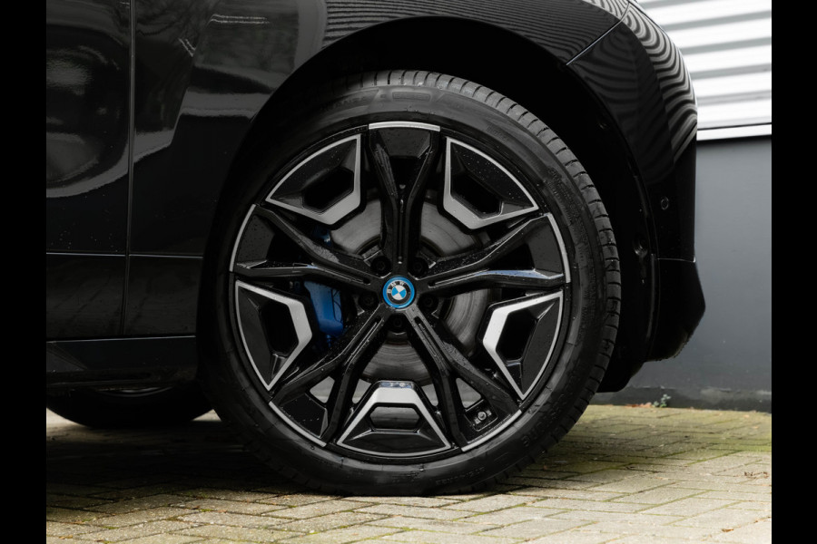 BMW iX xDrive50 - Luchtvering - Active Steering - Pano - Trekhaak