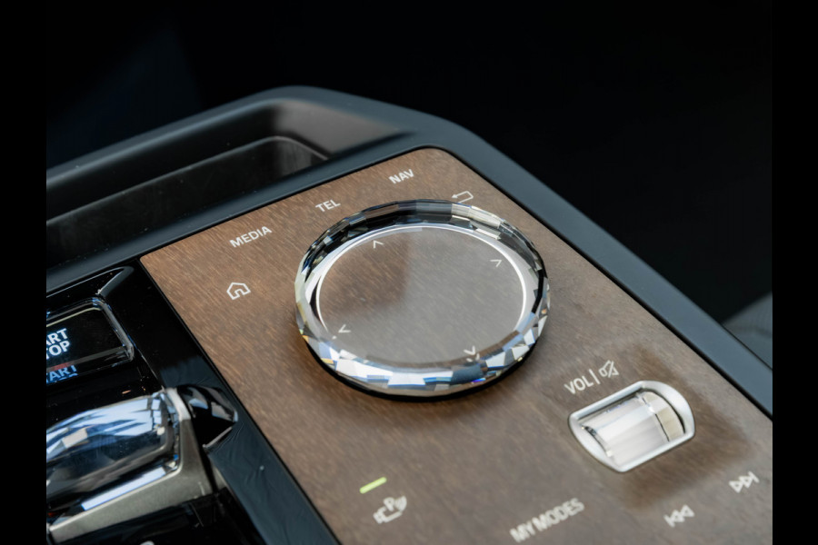BMW iX xDrive50 - Luchtvering - Active Steering - Pano - Trekhaak